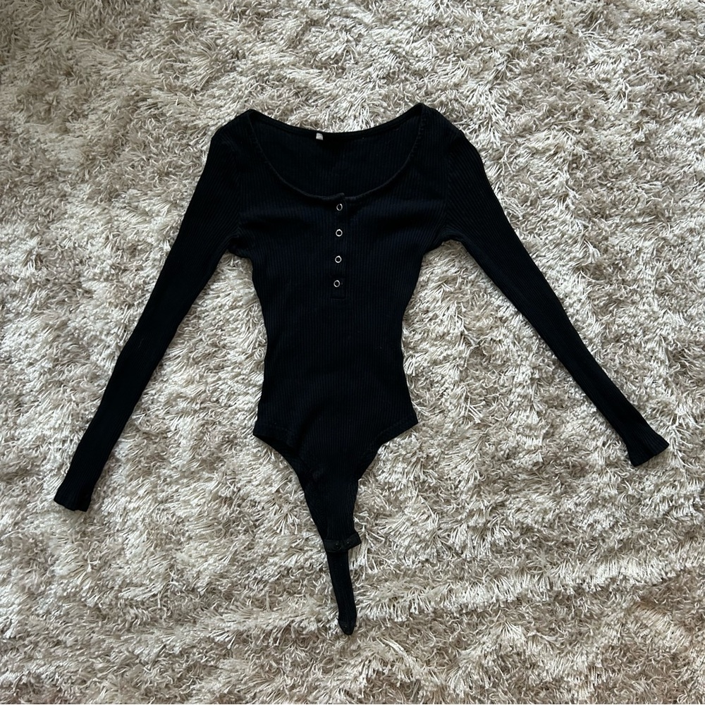 Black, ribbed, scoop neck, button up, fitted, long sleeve bodysuit. Size xs